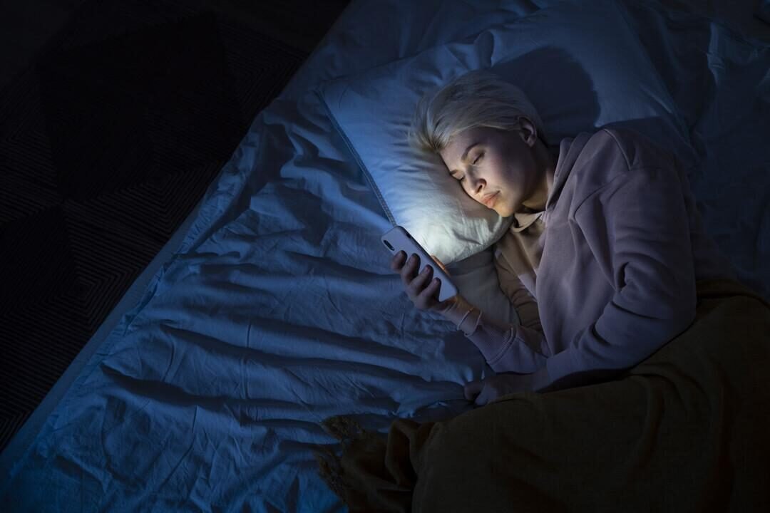 Por que mexer no celular antes de dormir pode afetar a qualidade do meu sono?
